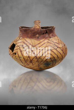 Kupferzeit eingerichtetes terra cotta Warenkorb Topf. Etwa 5000 v. Chr.. Catalhoyuk Sammlung, das Archäologische Museum von Konya, Türkei. Auf grauem Hintergrund Stockfoto