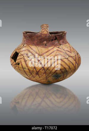 Kupferzeit eingerichtetes terra cotta Warenkorb Topf. Etwa 5000 v. Chr.. Catalhoyuk Sammlung, das Archäologische Museum von Konya, Türkei. Auf grauem Hintergrund Stockfoto