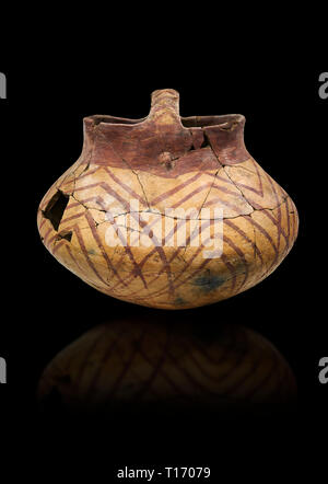 Kupferzeit eingerichtetes terra cotta Warenkorb Topf. Etwa 5000 v. Chr.. Catalhoyuk Sammlung, das Archäologische Museum von Konya, Türkei. Vor einem schwarzen Hintergrund Stockfoto