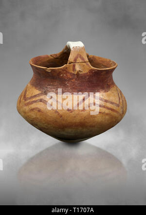 Kupferzeit eingerichtetes terra cotta Warenkorb Topf. Etwa 5000 v. Chr.. Catalhoyuk Sammlung, das Archäologische Museum von Konya, Türkei. Auf grauem Hintergrund Stockfoto