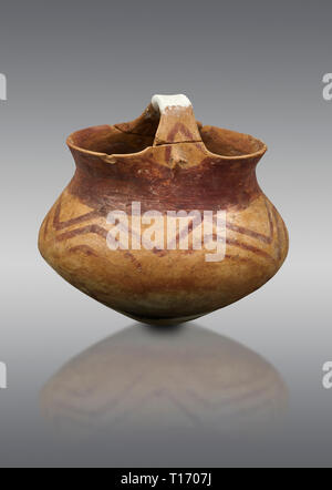 Kupferzeit eingerichtetes terra cotta Warenkorb Topf. Etwa 5000 v. Chr.. Catalhoyuk Sammlung, das Archäologische Museum von Konya, Türkei. Auf grauem Hintergrund Stockfoto