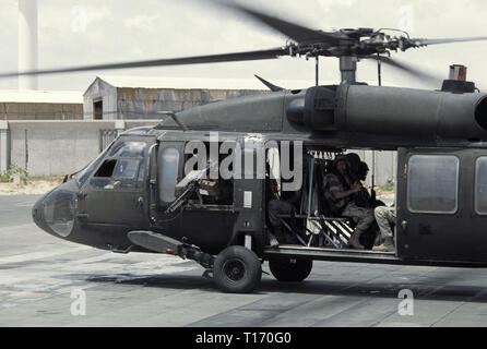 29. Oktober 1993 US-Soldaten an Bord eines US Army Sikorsky UH-60 Black Hawk Hubschrauber, bereit, her take-off aus der UNOSOM Hauptsitz Compound in Mogadischu, Somalia. Stockfoto
