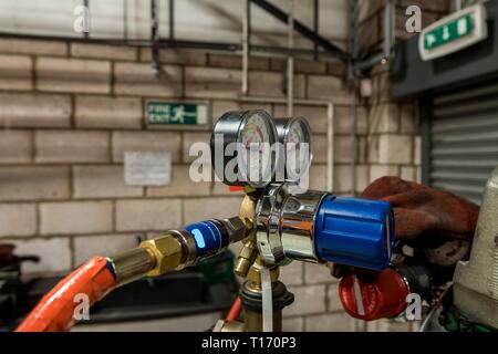 Gasregler auf Sauerstoff Acetylen Flaschen in einer Werkstatt in der Nähe von Feuer beenden Stockfoto