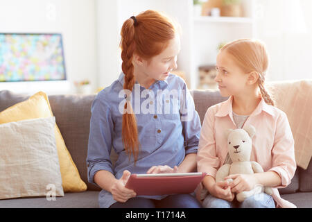 Zwei Mädchen mit Internet Stockfoto