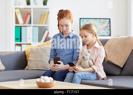 Kinder mit Smartphone sucht Stockfoto