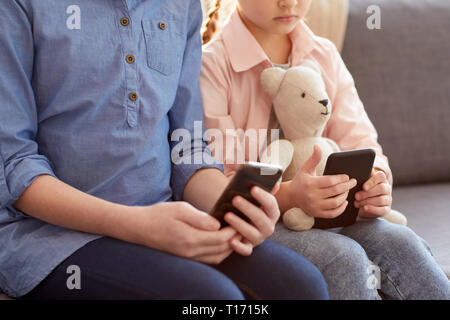 Kinder halten Smartphones Stockfoto