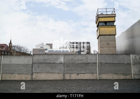 Berliner Mauer und Wachturm an der Gedenkstätte Berliner Mauer (Berliner Mauer) in Berlin, Deutschland. Dokumentationszentrum und Aussichtsplattform im Hintergrund. Stockfoto