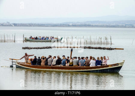 Spanien Valencia Albufera, Touristen in Booten, Bootsfahrt auf dem See, Naturpark Valencia Albufera Stockfoto