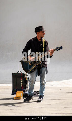 Ein strassenmusikant spielt die E-Gitarre auf einer Straße in Sevilla Stockfoto