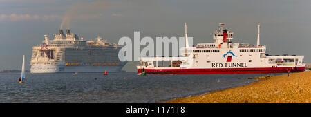 Umweltverschmutzung, Rot, Trichter, Auto< Fähre, Harmonie des Meeres, Kreuzfahrt, Schiff, Cowes, Isle of Wight, den Solent, verlassen, Southampton, Hafen, Terminal, England, Vereinigtes Königreich, Stockfoto