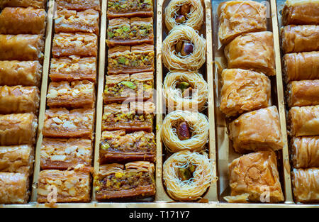 Andere Art von arabischen baklava in Zeilen-borma Nest ush-el-bul-bul asabi Vollbild Stockfoto