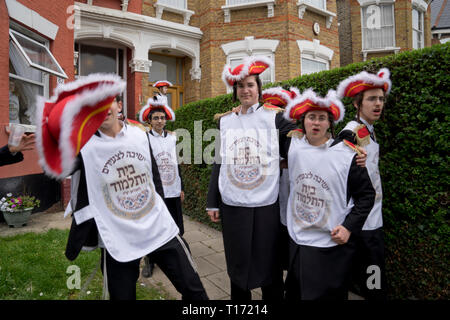 Purim Jüdisches feiern in Stamford Hill. Kinder und Erwachsene feiern tragen Kostüme; Tanzen und Austausch in der Gemeinschaft. London; Stockfoto