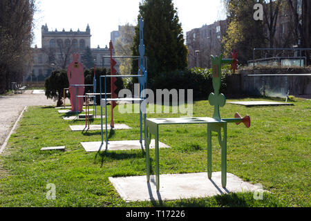 VOLT Festival metall Stühle neben dem V-Café in Deák tér, Sopron, Ungarn Stockfoto