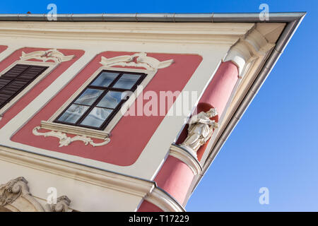 Die Statue des Hl. Johannes von Nepomuk, 1773, auf einem barocken Gebäude Ecke in Sopron, Ungarn Stockfoto