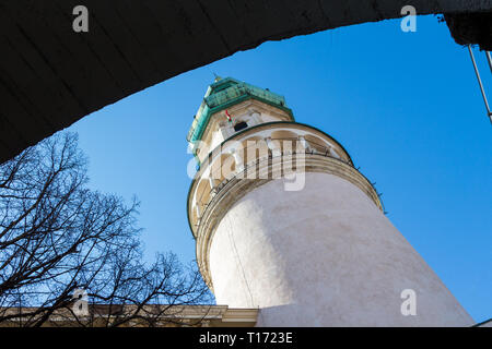 Firewatch Tower in Sopron, Ungarn aus gesehen unter dem alten Tor der Stadt Stockfoto