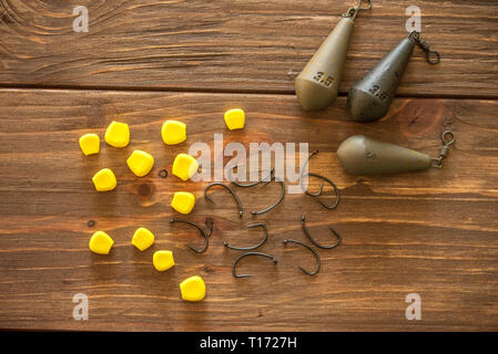 Angelgeräte auf einem Holztisch. Stockfoto