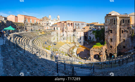 Catania, Italien - 6. Mai 2018: Panoramablick auf den Ruinen des römischen Theaters von Catania (Teatro Romano di Catania). Im historischen Zentrum gelegen Stockfoto