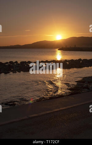 Schönen Sonnenuntergang über Berge und Meer mit String der Felsen in Mallorca, Spanien. Stockfoto