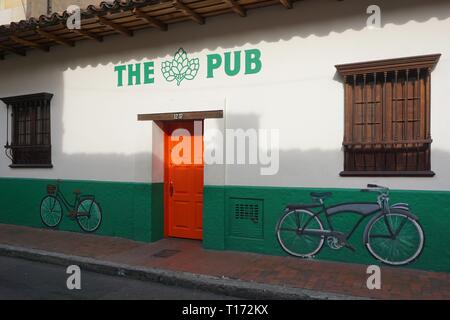 Von außen ein Pub mit Fahrrädern an seinen Wänden in Bogota La Candelaria Bezirk, Kolumbien lackiert Stockfoto