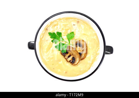 Suppe-Püree Pilz mit Champignons in der Schüssel auf weißem Hintergrund von oben isoliert Stockfoto