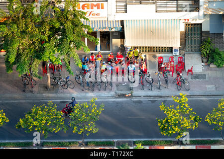 Ho Chi Minh City, Vietnam - Februar 10, 2019: Der ältere Mann Radfahrer eine Pause in dem kleinen Cafe in der Straße am Morgen Sonnenschein Stockfoto