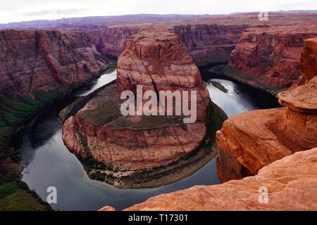 Horseshoe Bend ist eine hufeisenförmige eingeschnittenen Mäander der Colorado River in der Nähe von Page, Arizona gelegen, in den Vereinigten Staaten. Stockfoto