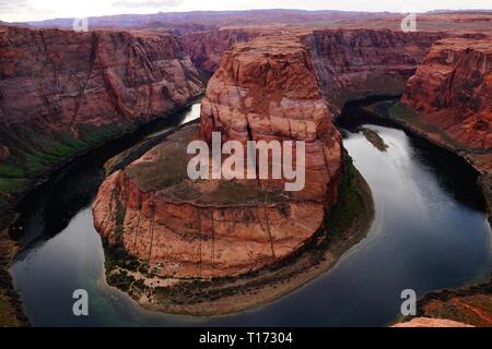 Horseshoe Bend ist eine hufeisenförmige eingeschnittenen Mäander der Colorado River in der Nähe von Page, Arizona gelegen, in den Vereinigten Staaten. Stockfoto