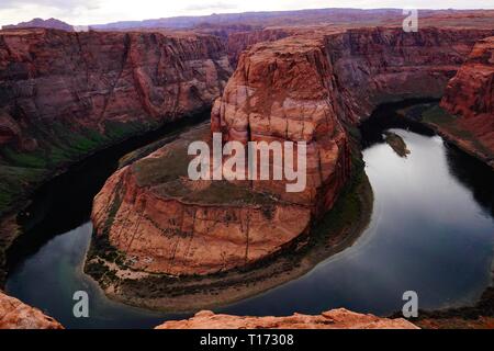 Horseshoe Bend ist eine hufeisenförmige eingeschnittenen Mäander der Colorado River in der Nähe von Page, Arizona gelegen, in den Vereinigten Staaten. Stockfoto