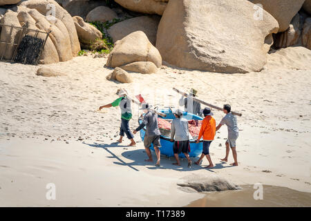 Cu Lao Cau Insel, Binh Thuan Provinz, Vietnam Nam-February 17, 2019: Die Fischer auf Cu Lao Cau Insel sind zusammen mit einem Korb Boot an Land. Stockfoto