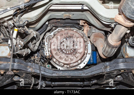 Ansicht der Auto Kupplungskorb während der Reparatur eines Autos auf einen Aufzug in einem Fahrzeug Wartung Werkstatt aufgehoben. Industrie in der Auto Service. Stockfoto