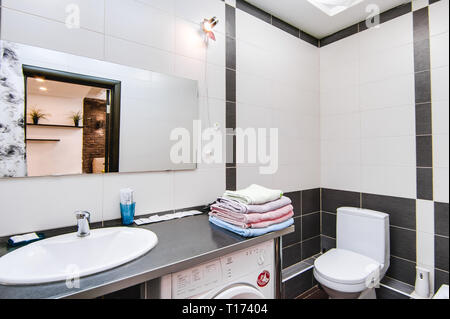 Russland, Nowosibirsk - 12. Dezember 2017: das Innere zimmer Wohnung. Modernes Bad, Waschbecken, Dekor Elemente Stockfoto