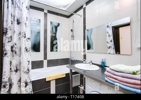 Russland, Nowosibirsk - 12. Dezember 2017: das Innere zimmer Wohnung. Modernes Bad, Waschbecken, Dekor Elemente Stockfoto