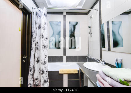 Russland, Nowosibirsk - 12. Dezember 2017: das Innere zimmer Wohnung. Modernes Bad, Waschbecken, Dekor Elemente Stockfoto