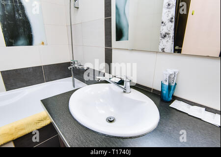 Russland, Nowosibirsk - 12. Dezember 2017: das Innere zimmer Wohnung. Modernes Bad, Waschbecken, Dekor Elemente Stockfoto