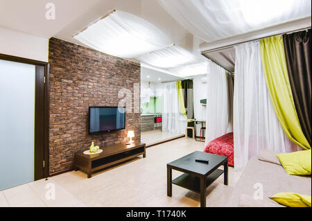 Russland, Nowosibirsk - 12. Dezember 2017: das Innere Zimmer Apartment. Moderne kleine gemütliche Studio Apartment Stockfoto