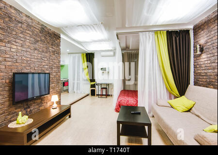 Russland, Nowosibirsk - 12. Dezember 2017: das Innere Zimmer Apartment. Moderne kleine gemütliche Studio Apartment Stockfoto