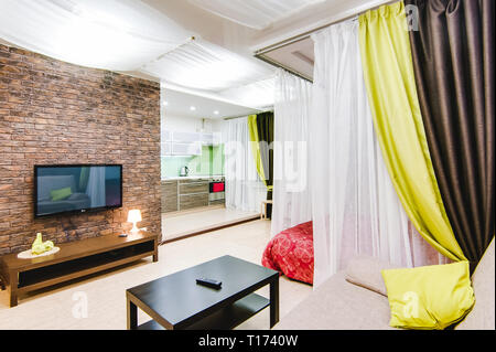 Russland, Nowosibirsk - 12. Dezember 2017: das Innere Zimmer Apartment. Moderne kleine gemütliche Studio Apartment Stockfoto