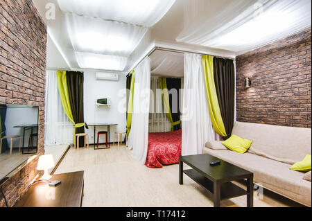 Russland, Nowosibirsk - 12. Dezember 2017: das Innere Zimmer Apartment. Moderne kleine gemütliche Studio Apartment Stockfoto