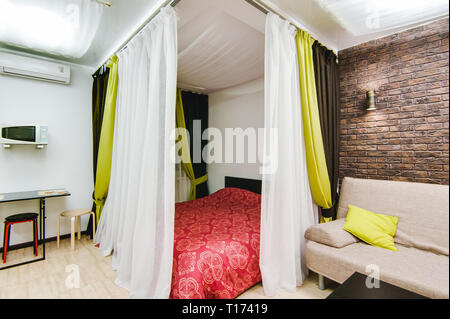 Russland, Nowosibirsk - 12. Dezember 2017: das Innere Zimmer Apartment. Moderne kleine gemütliche Studio Apartment Stockfoto