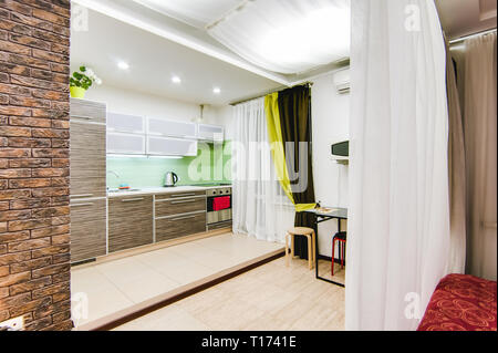 Russland, Nowosibirsk - 12. Dezember 2017: das Innere Zimmer Apartment. Moderne kleine gemütliche Studio Apartment Stockfoto