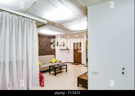 Russland, Nowosibirsk - 12. Dezember 2017: das Innere Zimmer Apartment. Moderne kleine gemütliche Studio Apartment Stockfoto