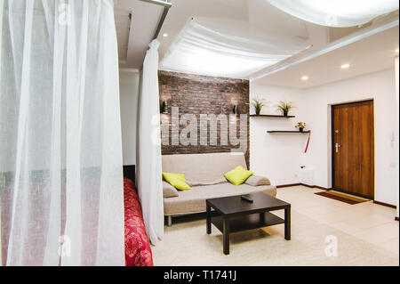 Russland, Nowosibirsk - 12. Dezember 2017: das Innere Zimmer Apartment. Moderne kleine gemütliche Studio Apartment Stockfoto