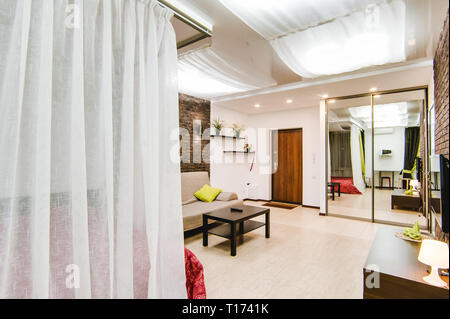 Russland, Nowosibirsk - 12. Dezember 2017: das Innere Zimmer Apartment. Moderne kleine gemütliche Studio Apartment Stockfoto