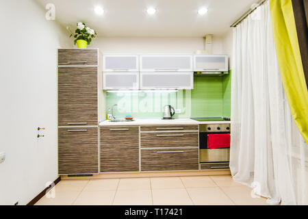 Russland, Nowosibirsk - 12. Dezember 2017: das Innere Zimmer Apartment. Moderne kleine gemütliche Studio Apartment Stockfoto