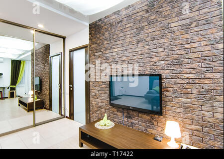 Russland, Nowosibirsk - 12. Dezember 2017: das Innere Zimmer Apartment. Moderne kleine gemütliche Studio Apartment Stockfoto