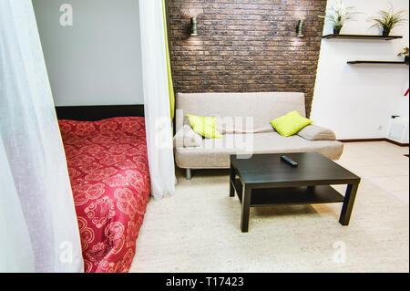 Russland, Nowosibirsk - 12. Dezember 2017: das Innere Zimmer Apartment. Moderne kleine gemütliche Studio Apartment Stockfoto