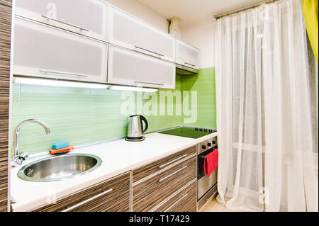 Russland, Nowosibirsk - 12. Dezember 2017: das Innere Zimmer Apartment. Moderne kleine gemütliche Studio Apartment Stockfoto