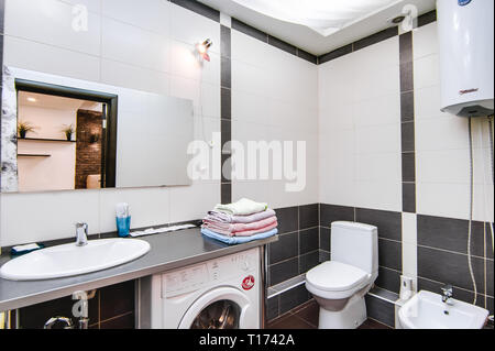 Russland, Nowosibirsk - 12. Dezember 2017: das Innere zimmer Wohnung. Modernes Bad, Waschbecken, Dekor Elemente Stockfoto