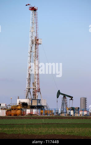 Öl und Gas Bohranlage und Pumpe Jack im Ölfeld Stockfoto