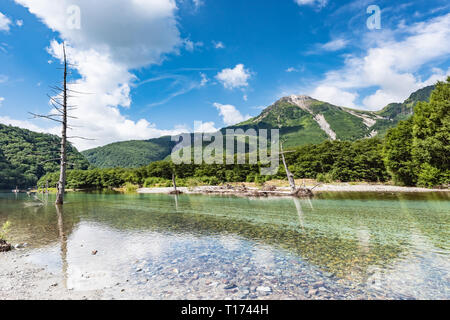 Kamikochi Japan, Taisho-IKE-Teich und Mt Yakedake Stockfoto